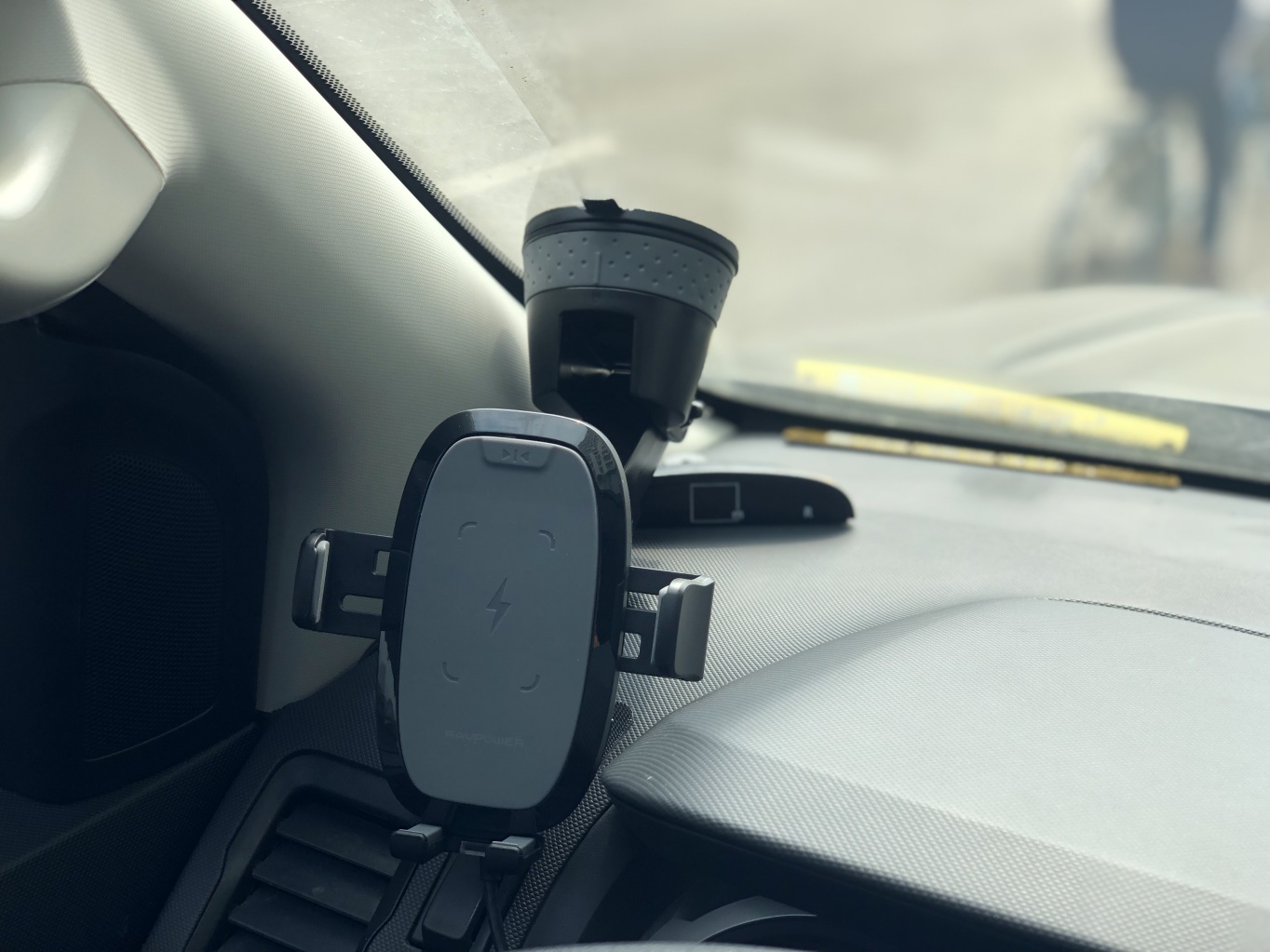 Giá đỡ điện thoại trên ô tô tự động kèm sạc không dây